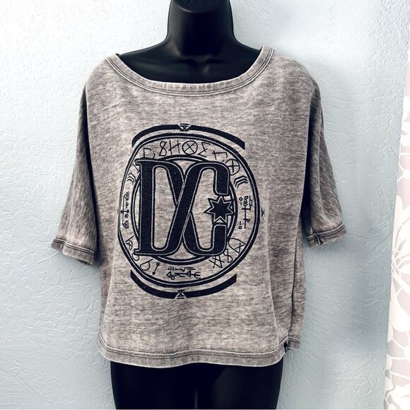 DC Gray Acid Washed Graphic Cropped Shirt 3/4 Sleeve Size Small - Picture 1 of 7